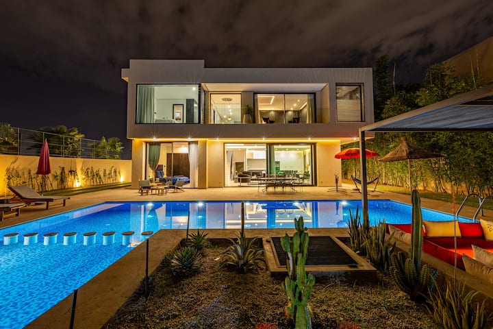 Belle villa avec piscine & salle de cinéma à Argan